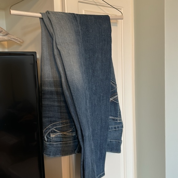 Women's R.E.A.L. Ariat denim jeans. Mid-rise straight, size 32R. Washed,not worn - Picture 7 of 15